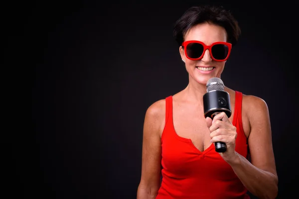 Madura hermosa mujer con pelo corto sobre fondo negro — Foto de Stock