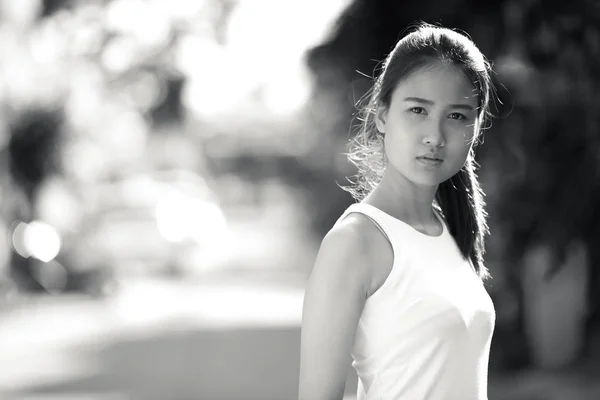 Junge schöne asiatische Geschäftsfrau im Freien in schwarz und weiß — Stockfoto
