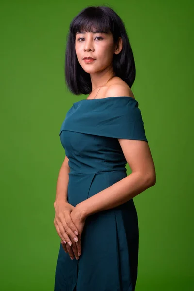Giovane bella donna asiatica indossa blu off-spalla vestito — Foto Stock