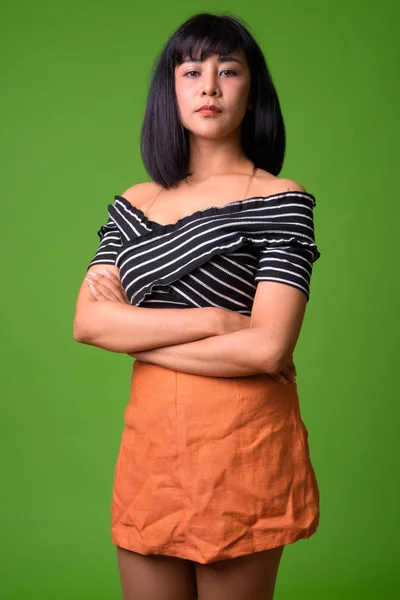 Genç Güzel Asyalı Kadın Yeşil Arka Plan Stüdyo Çekim — Stok fotoğraf