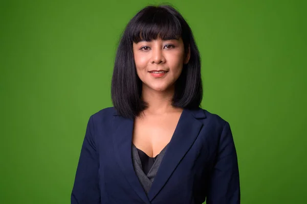 Молодая красивая азиатская бизнесвумен — стоковое фото