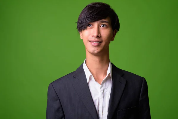 Молодой азиатский бизнесмен в костюме — стоковое фото