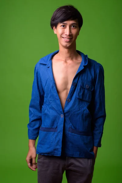 Jovem empresário asiático vestindo camisa azul — Fotografia de Stock