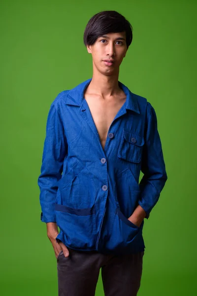 Jovem empresário asiático vestindo camisa azul — Fotografia de Stock