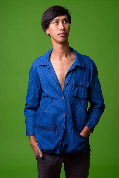 Jovem empresário asiático vestindo camisa azul — Fotografia de Stock