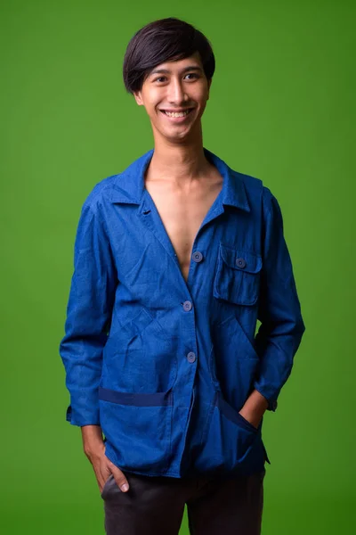 Młody biznesmen Azjatka na sobie niebieską koszulę — Zdjęcie stockowe