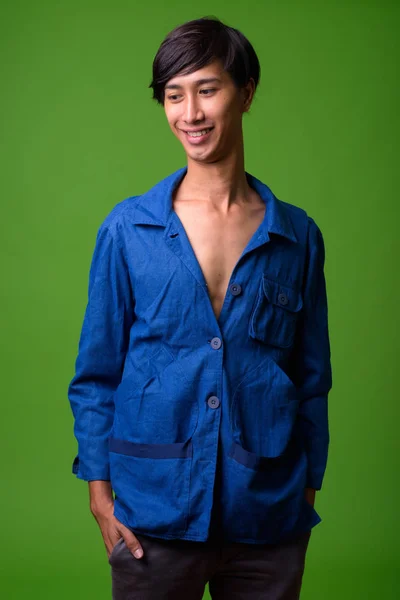 穿着蓝色衬衣的年轻亚洲商人 — 图库照片