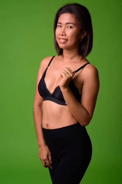 Ung asiatisk kvinna i underkläder — Stockfoto