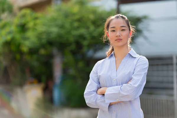 Jonge mooie Aziatische zakenvrouw buitenshuis — Stockfoto