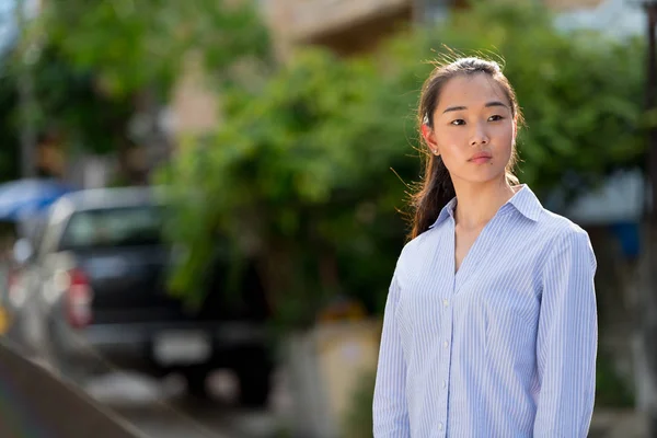 Jeune belle femme d'affaires asiatique en plein air — Photo