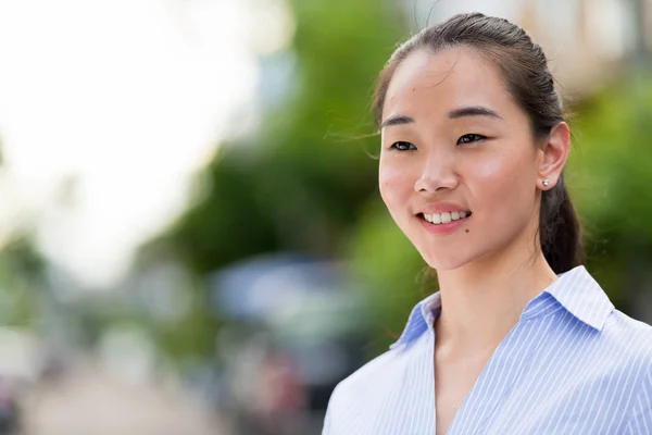 Giovane bella donna d'affari asiatica all'aperto — Foto Stock