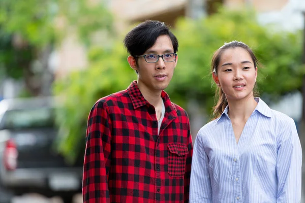 Joven pareja asiática al aire libre — Foto de Stock