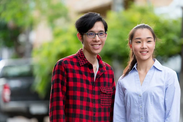 Jeune couple asiatique heureux ensemble à l'extérieur — Photo
