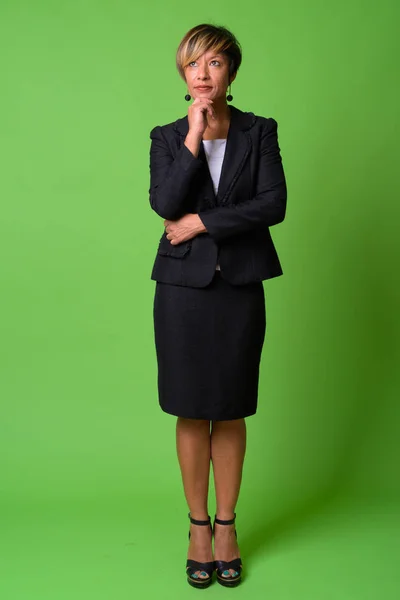 Полный снимок взрослой красивой многонациональной бизнесвумен — стоковое фото