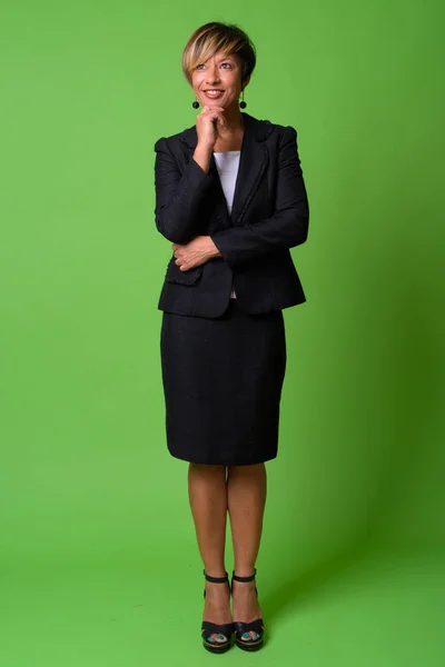 Full body shot of mature beautiful multi-ethnic businesswoman — Stock Photo, Image