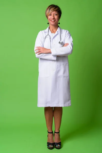 Äldre vacker multietniska kvinna läkare — Stockfoto