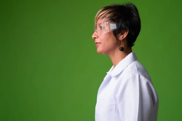 Зрелая красивая многонациональная женщина-врач в защитных очках — стоковое фото