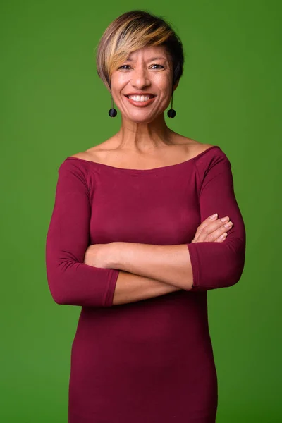 Rijpe mooie multi-etnische zakenvrouw — Stockfoto
