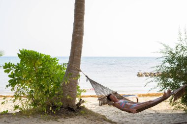 Olgun güzel turistik rahatlatıcı kadın plajda