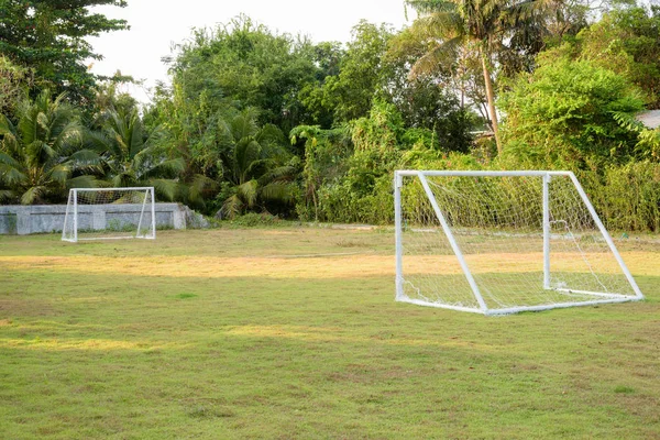 Tribunal de Futsal em parque público ao ar livre com relva natural — Fotografia de Stock