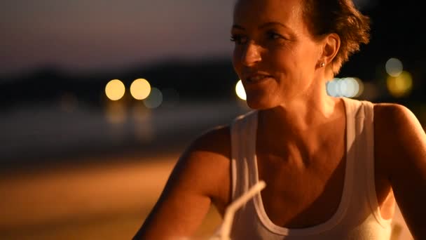 Maturo bella donna turistica rilassante in spiaggia — Video Stock