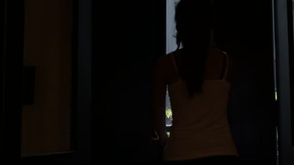 Красива Азіатська Жінка Відкриваючи Двері І Ходити На Балкон — стокове відео