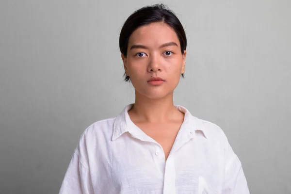 髪を束ねて、若い美しいアジアの女性の肖像画 — ストック写真