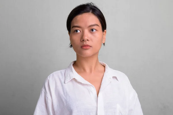 Retrato de joven hermosa mujer asiática con el pelo atado —  Fotos de Stock