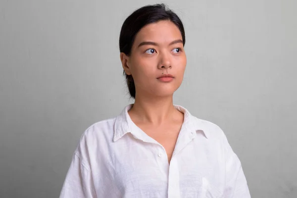 Studio Shot Van Jonge Mooie Aziatische Vrouw Met Haar Gebonden — Stockfoto