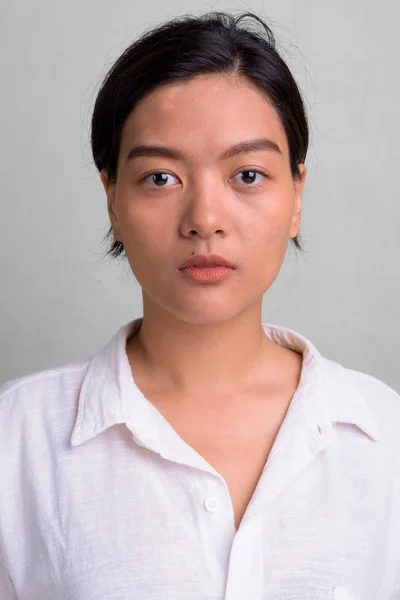 Retrato de joven hermosa mujer asiática con el pelo atado —  Fotos de Stock