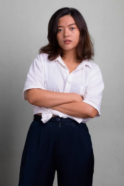 Retrato de joven hermosa mujer asiática con pelo corto —  Fotos de Stock