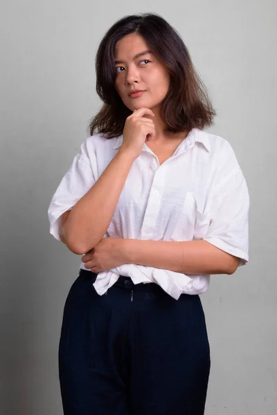 Retrato de joven hermosa mujer asiática con pelo corto —  Fotos de Stock