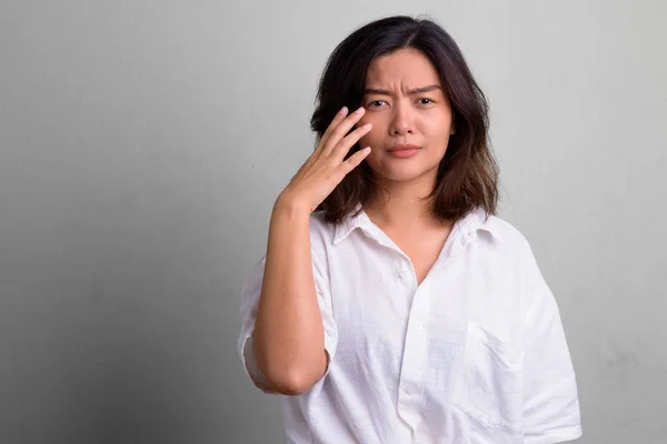 Porträtt av ung Vacker asiatisk kvinna med kort hår — Stockfoto