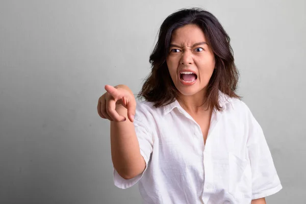 Porträt einer jungen schönen asiatischen Frau mit kurzen Haaren — Stockfoto