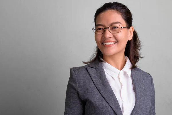 Retrato de una joven mujer de negocios asiática hermosa con anteojos —  Fotos de Stock