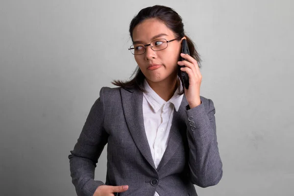 Ritratto di giovane bella donna d'affari asiatica con gli occhiali — Foto Stock