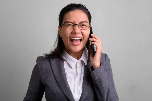 Portrait of young beautiful Asian businesswoman wearing eyeglasses — Stock Photo, Image