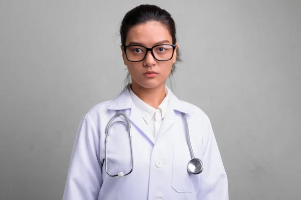 Молодая красивая азиатка-врач в очках — стоковое фото