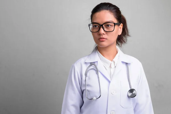 Joven hermosa mujer asiática médico con gafas — Foto de Stock
