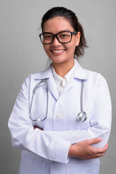 Giovane bella donna asiatica medico indossa occhiali da vista — Foto Stock