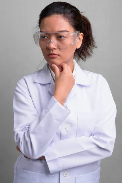 Ung Vacker asiatisk kvinna läkare bär skyddsglasögon — Stockfoto