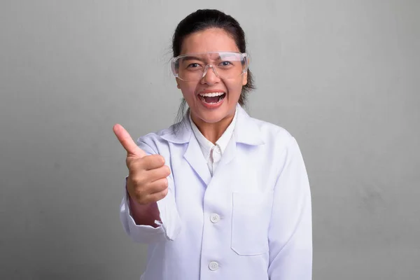 Молодая красивая азиатка-врач в защитных очках — стоковое фото