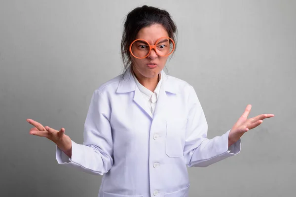 Молодая красивая азиатка-врач ведет себя как сумасшедшая в новых очках — стоковое фото