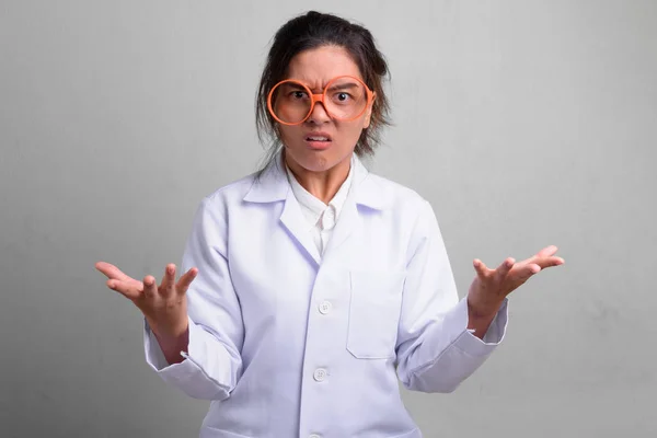 Fiatal gyönyörű ázsiai nő orvos eljáró őrült újdonság szemüveg viselése — Stock Fotó