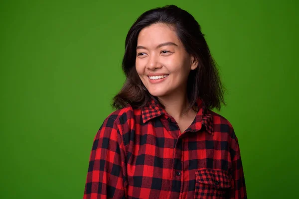 Joven hermosa mujer hipster asiático con camisa a cuadros rojo —  Fotos de Stock