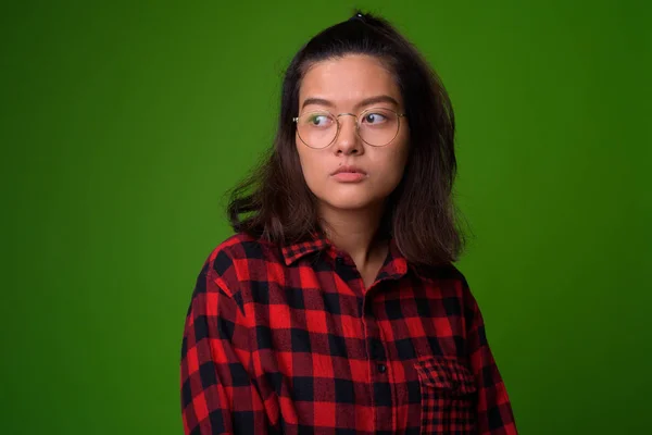 Gözlük ve kırmızı kareli gömlek giyen genç güzel Asya hipster kadın — Stok fotoğraf