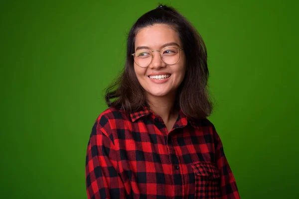 Jonge mooie Aziatische hipster vrouw dragen van bril en rode geruite shirt — Stockfoto