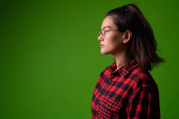 Joven hermosa mujer hipster asiático con gafas y camisa a cuadros rojo —  Fotos de Stock