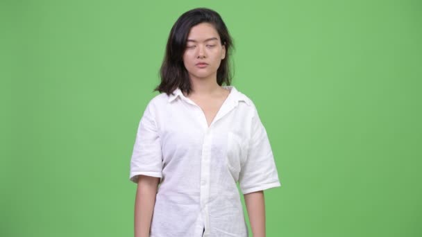 Jonge gelukkig mooie Aziatische vrouw die lacht — Stockvideo