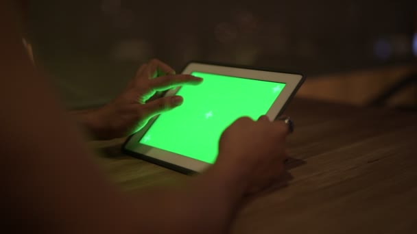 Kezében a fiatal ázsiai ember használ digitális tabletta — Stock videók